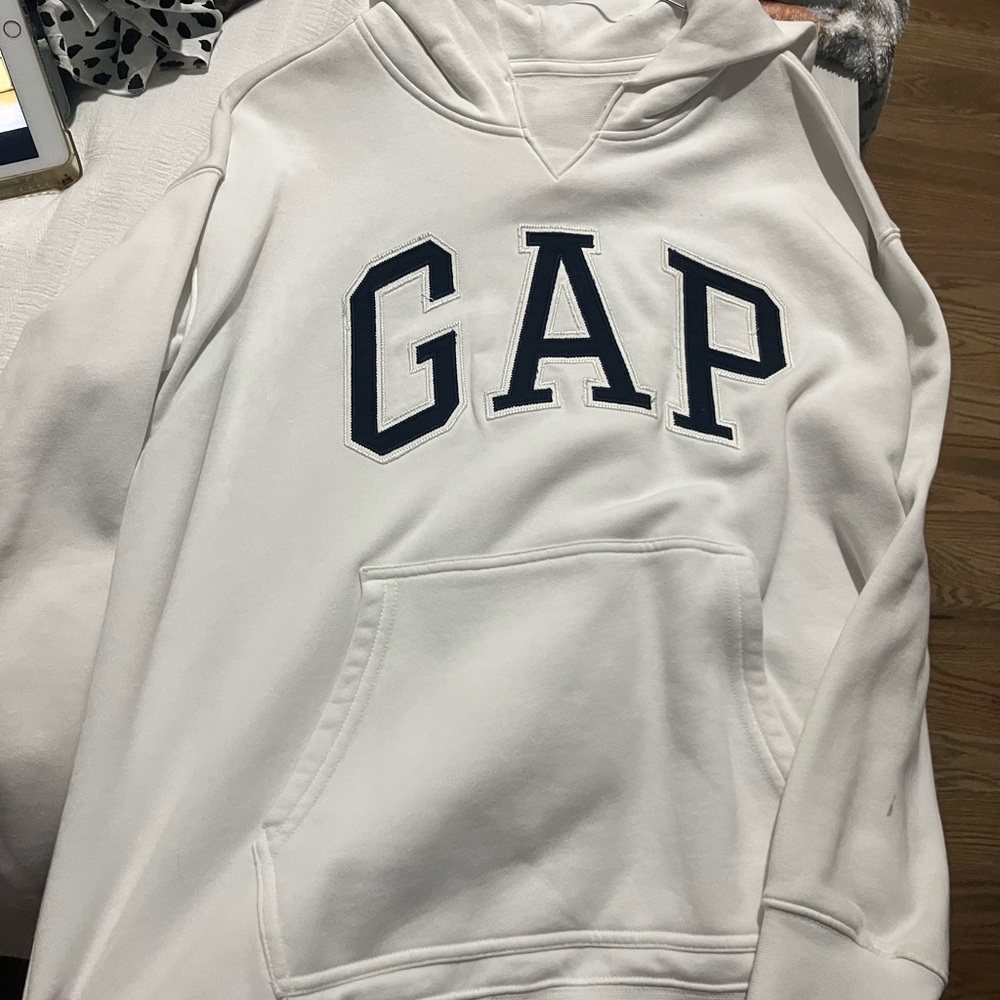 white gap sweatshirt